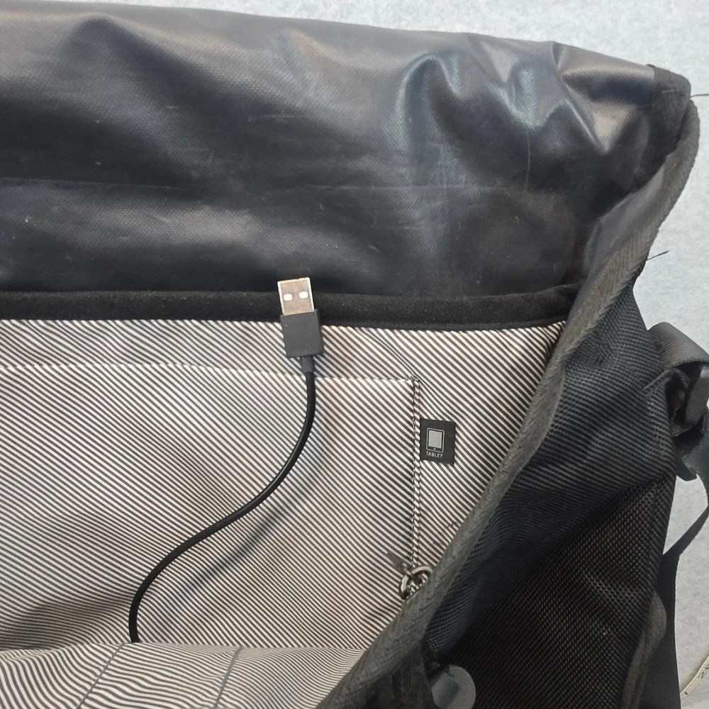 SwissGear Black Messenger Bag Laptop Tablet Case with USB Port and Padded Strap